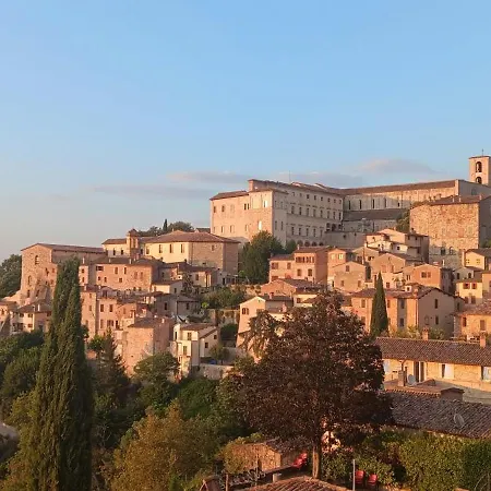 Grazioso In Centro Con Vista Apartment Todi