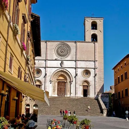 Apartment Grazioso In Centro Con Vista Todi