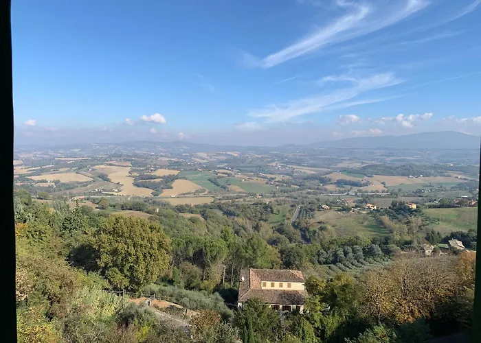 Grazioso In Centro Con Vista Apartment Todi
