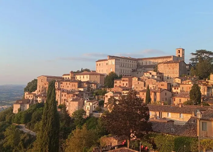 Grazioso In Centro Con Vista Apartment Todi